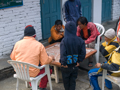 Die Nepalis vertreiben sich die Zeit mit Carrom